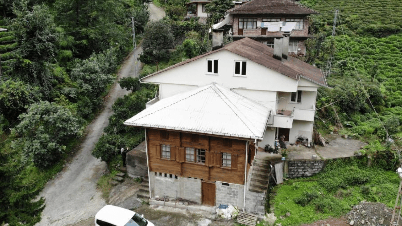 Foto - Baba yadigârı evi "hatırası var" diye yıkmaya kıyamadılar: Ahşap evi koruyup, yanına yeni bina yaptılar