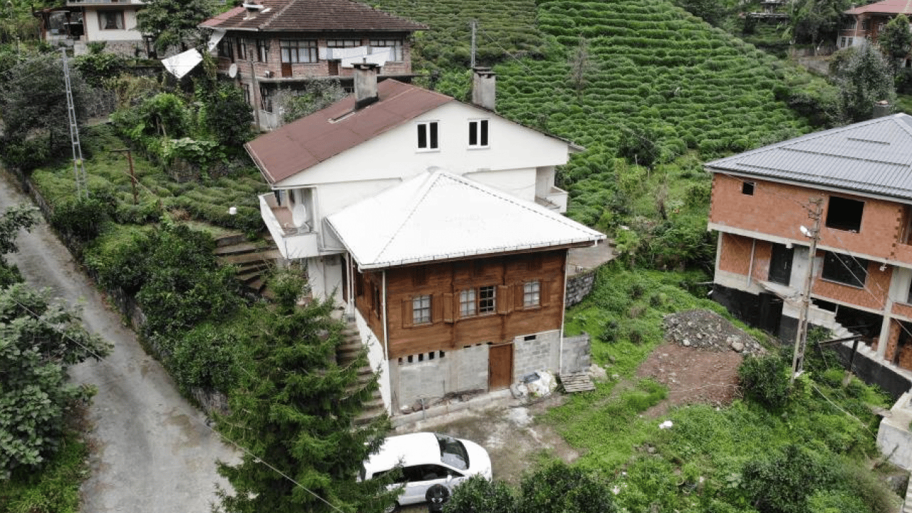 Foto - Baba yadigârı evi "hatırası var" diye yıkmaya kıyamadılar: Ahşap evi koruyup, yanına yeni bina yaptılar