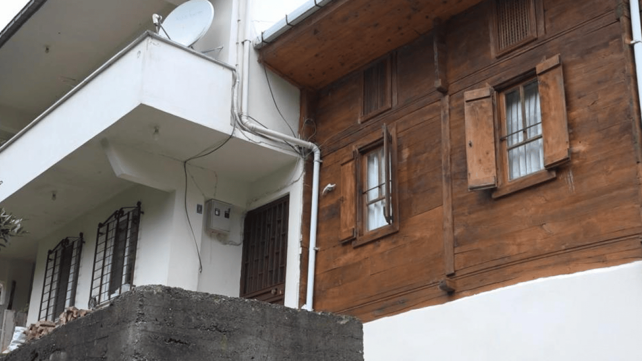 Foto - Baba yadigârı evi "hatırası var" diye yıkmaya kıyamadılar: Ahşap evi koruyup, yanına yeni bina yaptılar