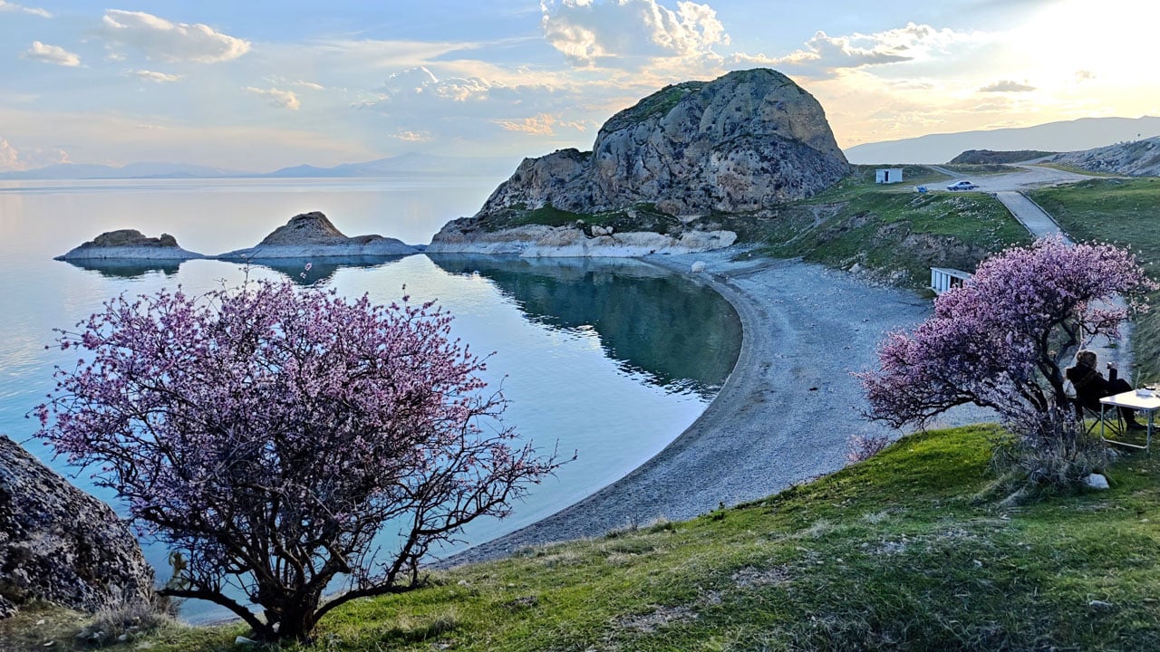 Foto - Badem ağaçları çiçek açtı! Van Gölü’nün mavisine bahar renkleri karıştı