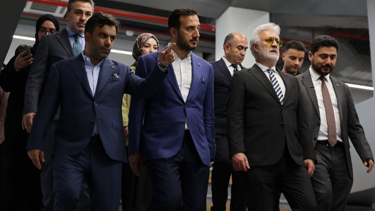  Bağcılar’daki tiyatro binasında müthiş özellikler! Tamer Karadağlı hayran kaldı!