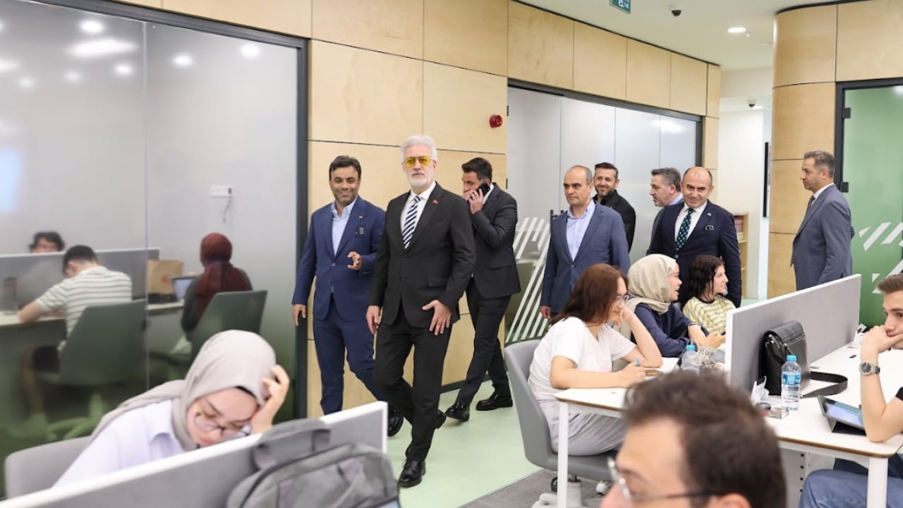 Foto - Bağcılar’daki tiyatro binasında müthiş özellikler! Tamer Karadağlı hayran kaldı!
