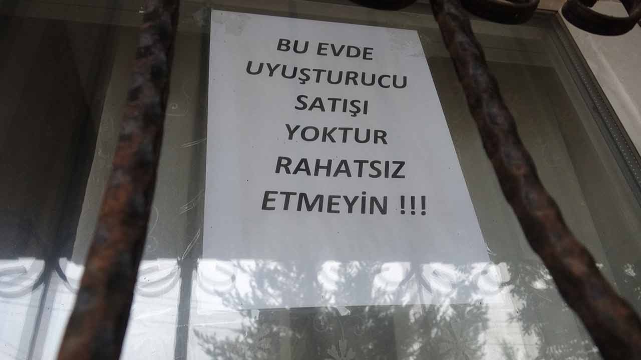 Foto - Bağımlıları nasıl uzaklaştıracaklarını şaşırdılar! Evin camındaki nota bakan bir daha bakıyor