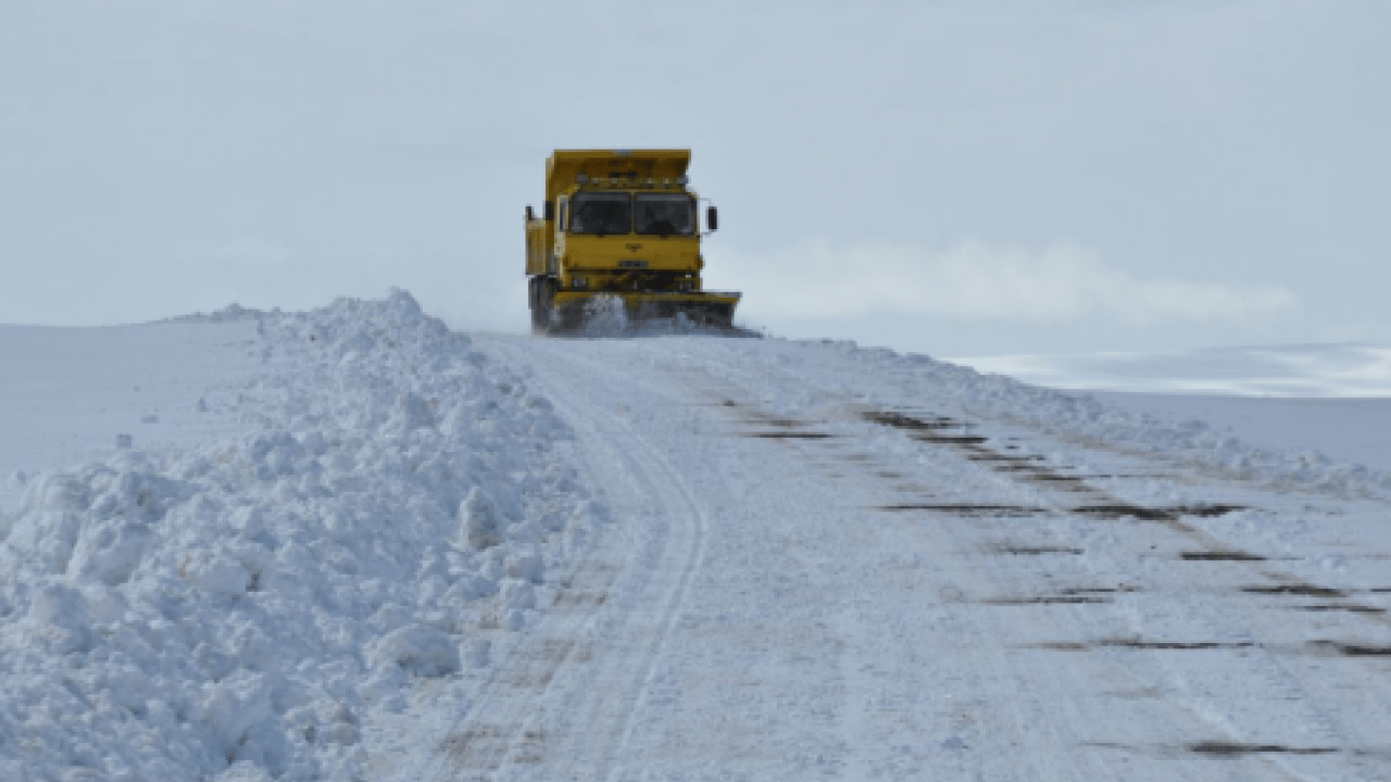Foto - Bahar beklerken kar sürprizi! Mart kapıdan baktırdı, yolu kapattı: Doğu'da 298 noktada ulaşım durdu 