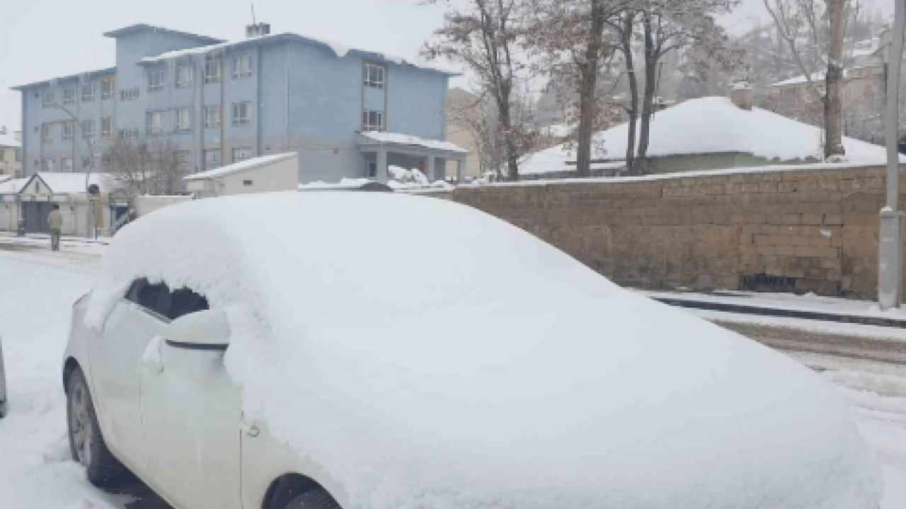 Foto - Bahar beklerken kar sürprizi! Mart kapıdan baktırdı, yolu kapattı: Doğu'da 298 noktada ulaşım durdu 