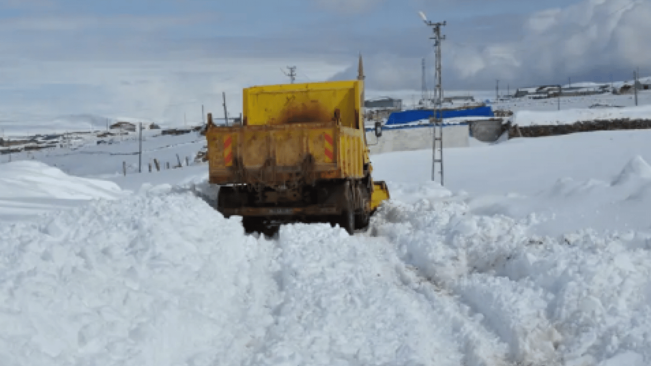 Foto - Bahar beklerken kar sürprizi! Mart kapıdan baktırdı, yolu kapattı: Doğu'da 298 noktada ulaşım durdu 