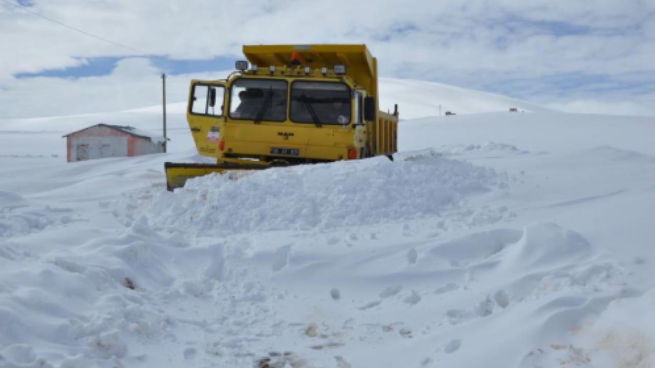 Foto - Bahar beklerken kar sürprizi! Mart kapıdan baktırdı, yolu kapattı: Doğu'da 298 noktada ulaşım durdu 