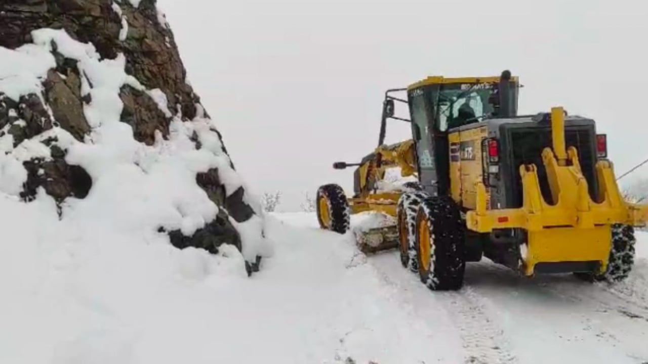 Bahar beklerken kar sürprizi! Mart kapıdan baktırdı, yolu kapattı: Doğu'da 298 noktada ulaşım durdu 