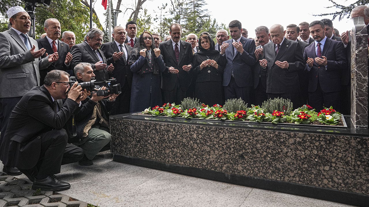 Foto - Bahçeli, Türkeş'in kabrini ziyaret etti