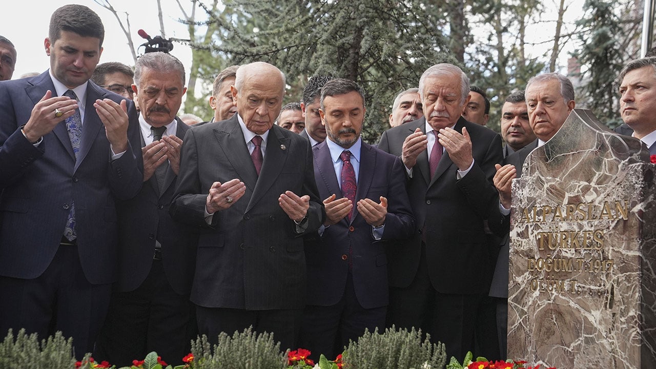 Bahçeli, Türkeş'in kabrini ziyaret etti