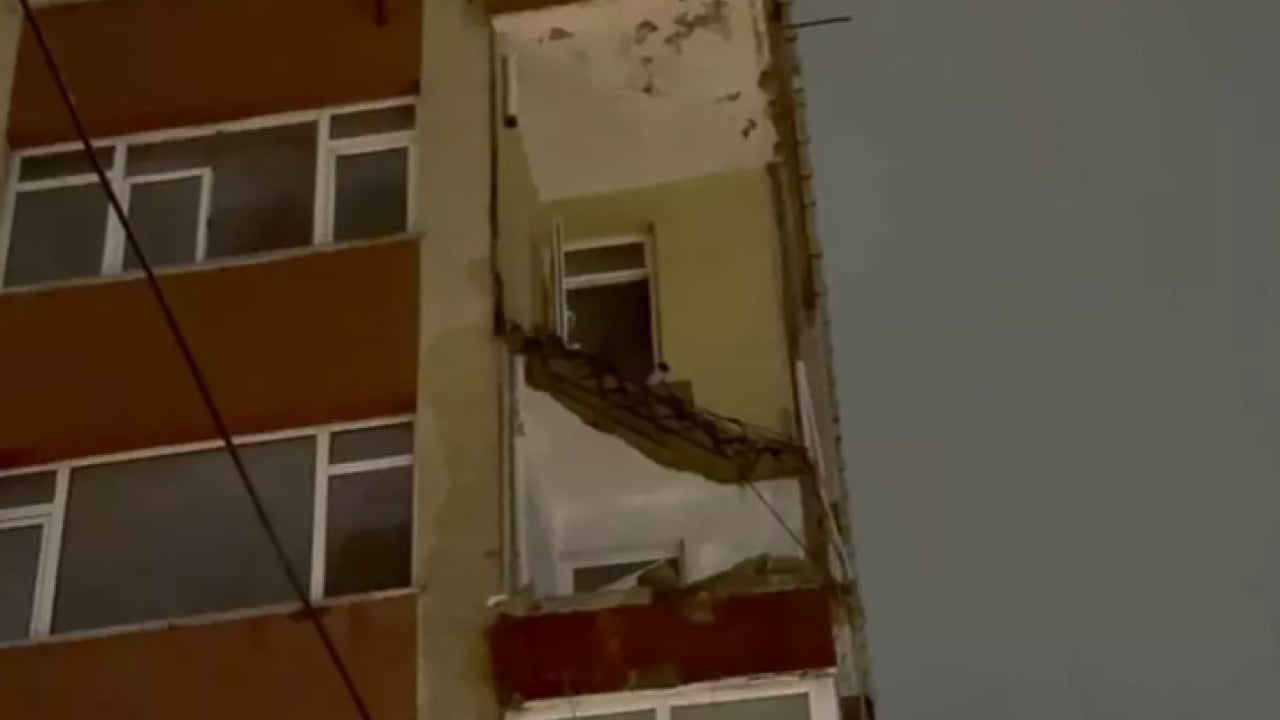 Foto - Bahçelievler'de korkutan olay: 6 katlı binanın 2 katında balkon çöktü!