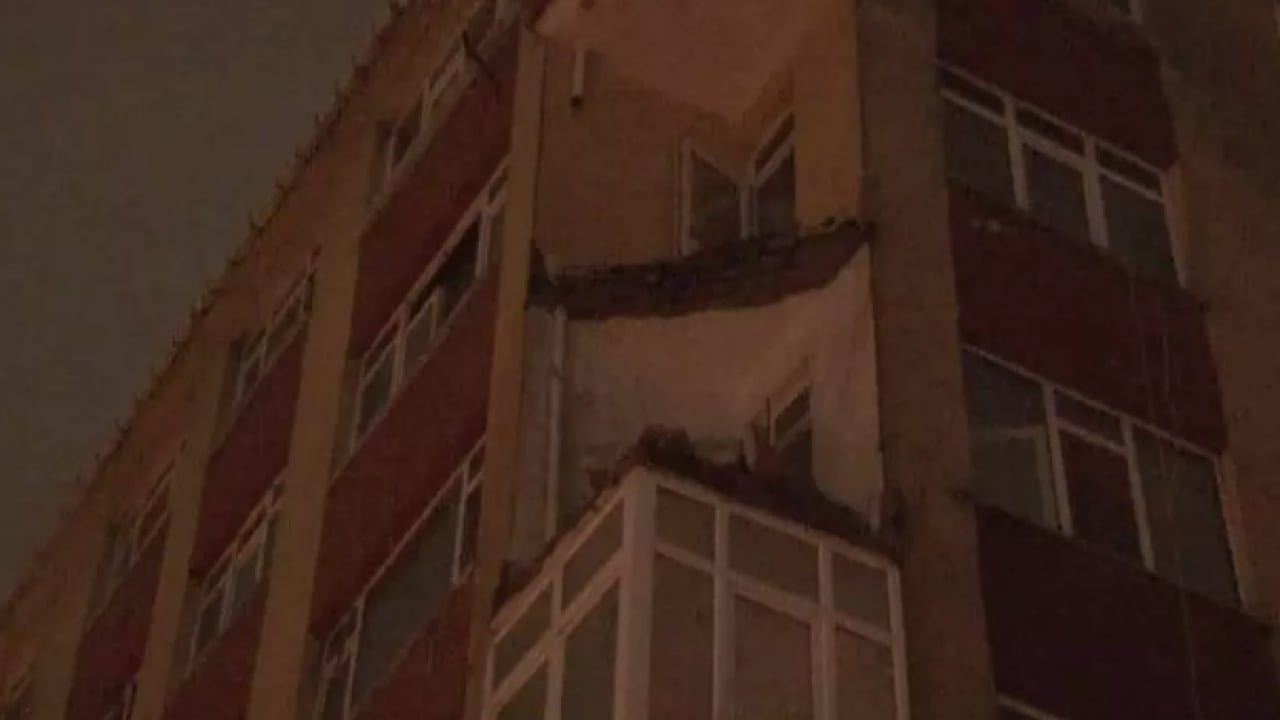 Foto - Bahçelievler'de korkutan olay: 6 katlı binanın 2 katında balkon çöktü!
