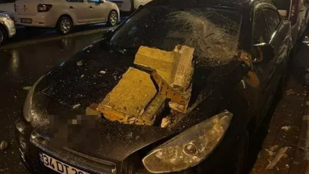 Foto - Bahçelievler'de korkutan olay: 6 katlı binanın 2 katında balkon çöktü!