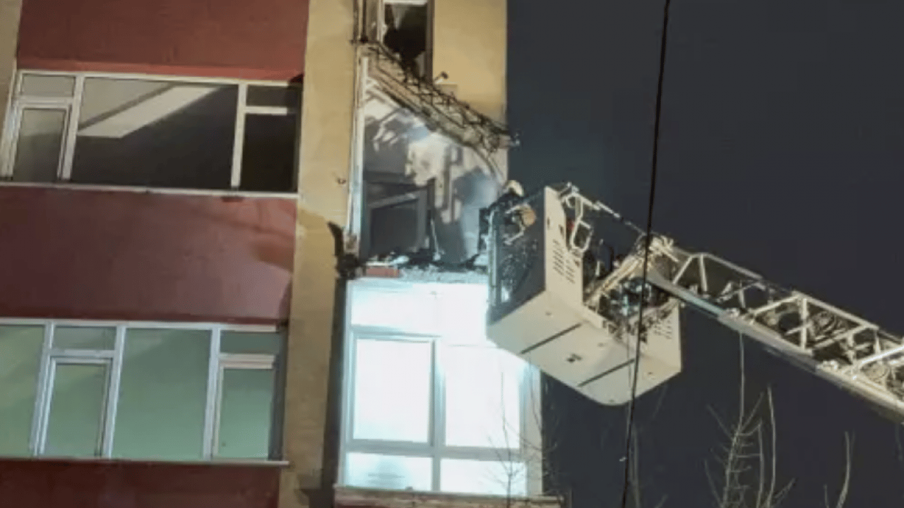 Bahçelievler'de korkutan olay: 6 katlı binanın 2 katında balkon çöktü!