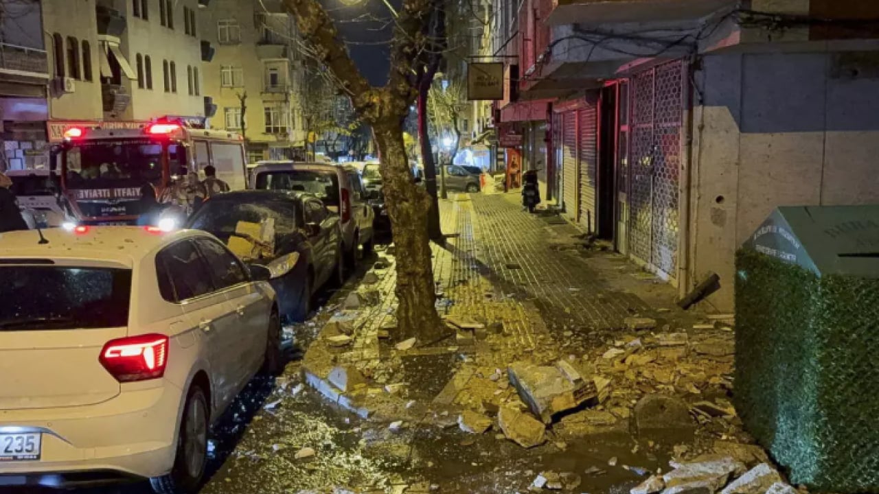 Foto - Bahçelievler'de korkutan olay: 6 katlı binanın 2 katında balkon çöktü!