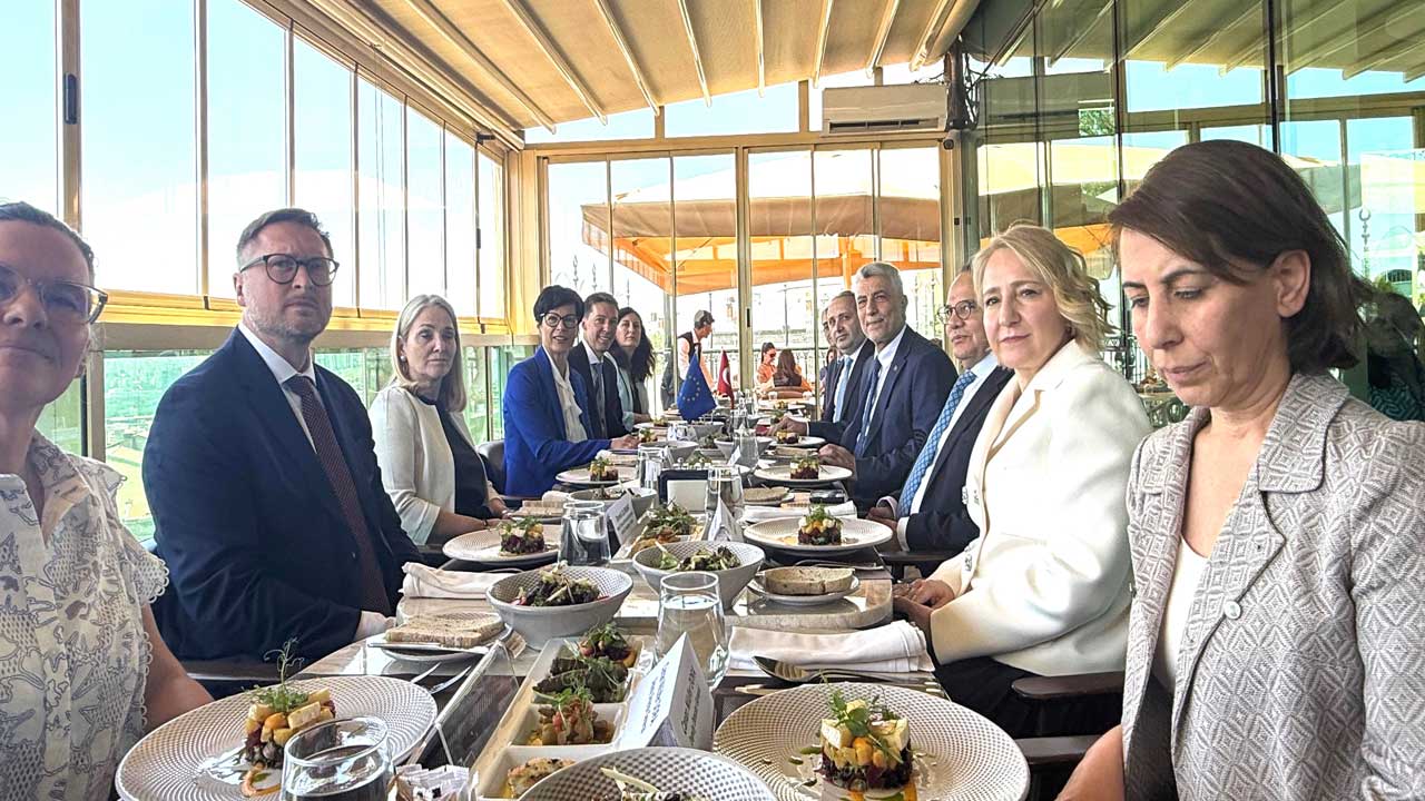Foto - Bakan Bolat: Artan ilişkiler vizesiz hayatı gerekli kılıyor! AB ile vizesiz hayatın zamanı geldi