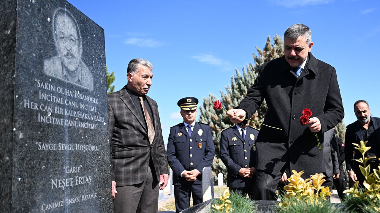 Foto - Bakan Çitçi Neşet Ertaş'ın kabrini ziyaret etti