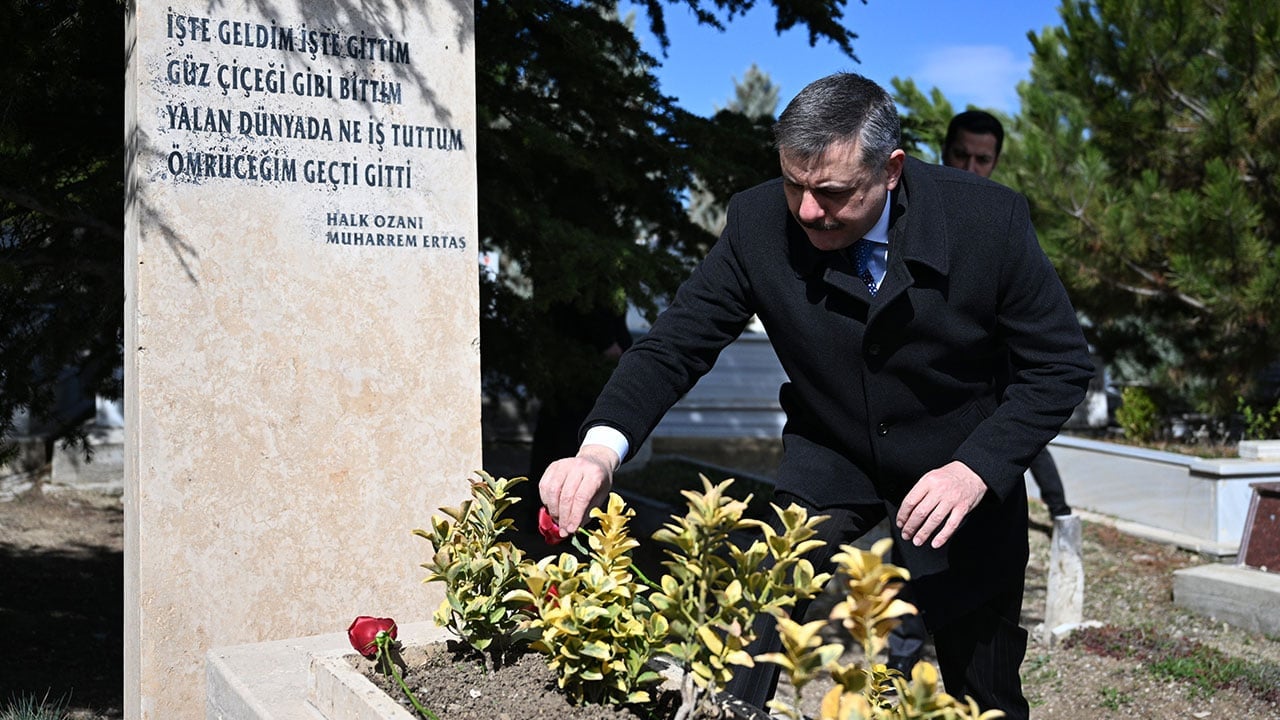 Bakan Çitçi Neşet Ertaş'ın kabrini ziyaret etti