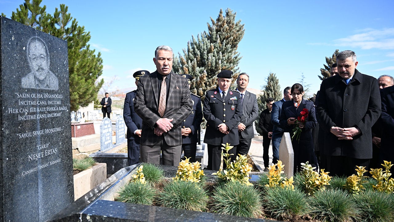 Foto - Bakan Çitçi Neşet Ertaş'ın kabrini ziyaret etti
