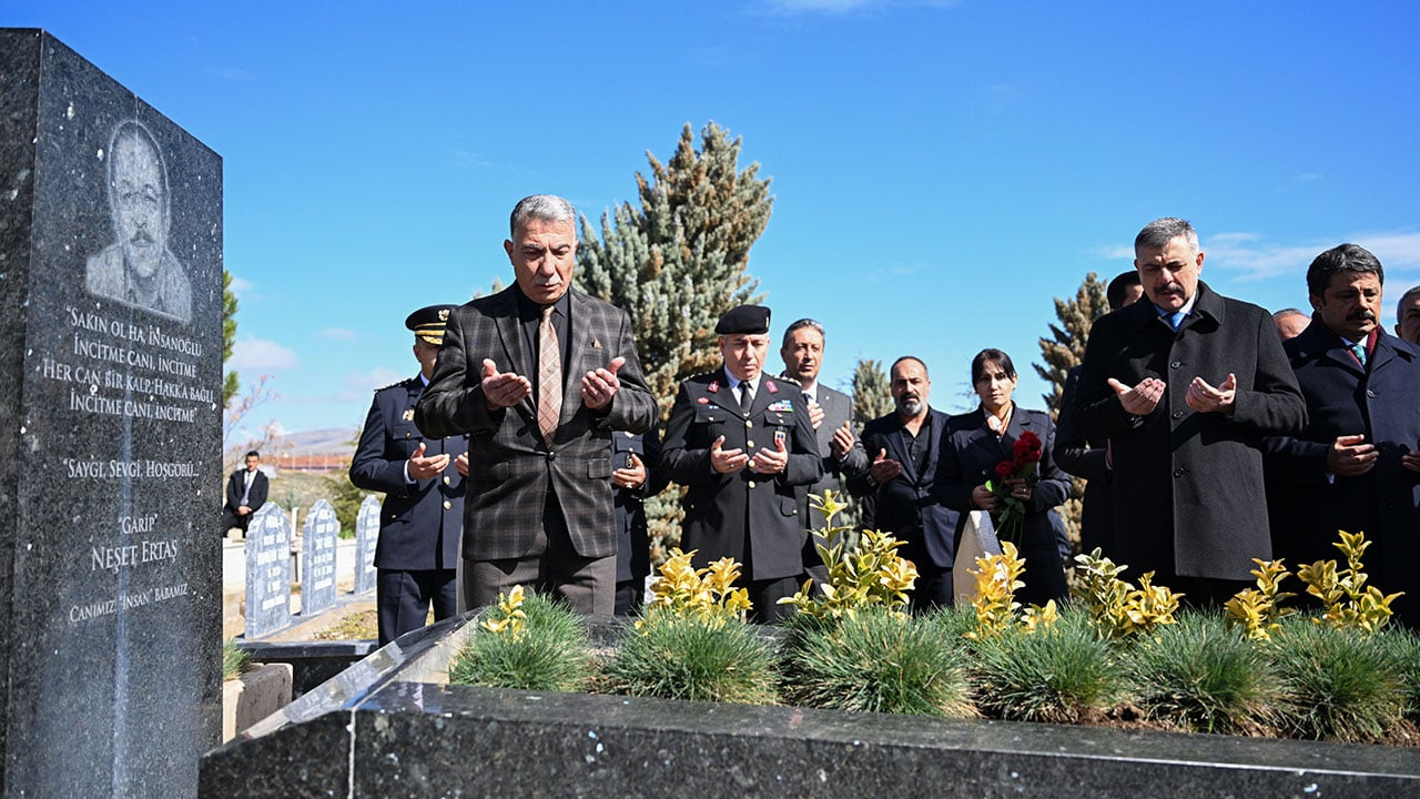 Foto - Bakan Çitçi Neşet Ertaş'ın kabrini ziyaret etti