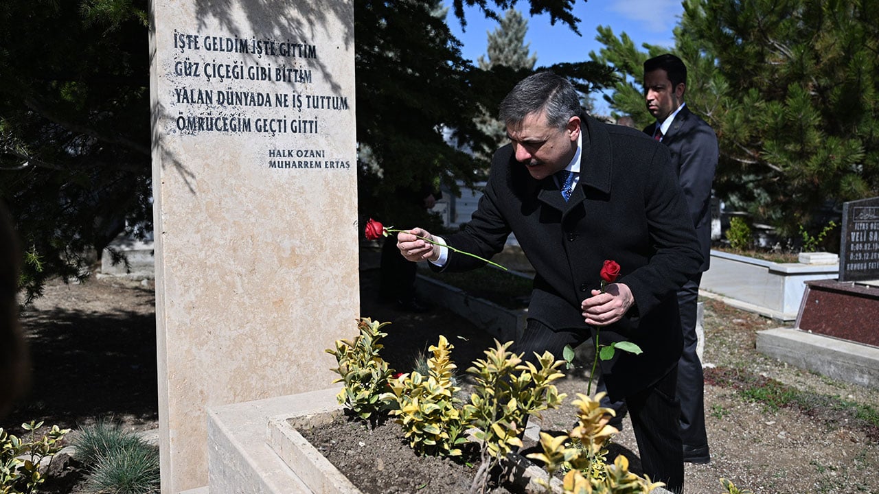 Foto - Bakan Çitçi Neşet Ertaş'ın kabrini ziyaret etti