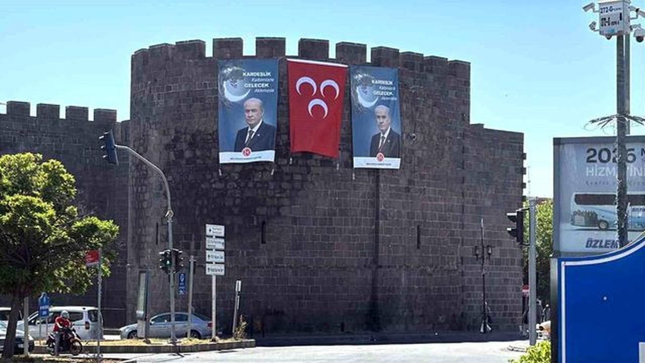 Foto - Bakan dönüp bir daha baktı! DEM Parti’nin kalesinde, görenleri hayret ettiren MHP ve Bahçeli pankartları