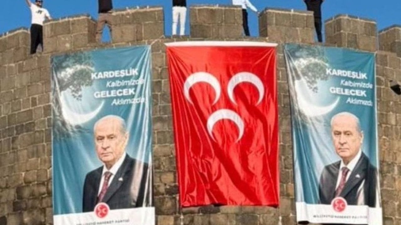 Foto - Bakan dönüp bir daha baktı! DEM Parti’nin kalesinde, görenleri hayret ettiren MHP ve Bahçeli pankartları