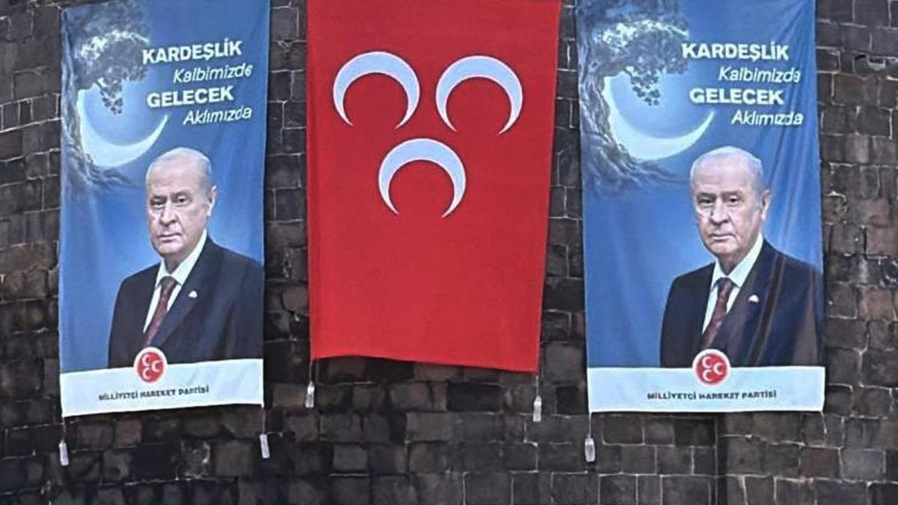 Foto - Bakan dönüp bir daha baktı! DEM Parti’nin kalesinde, görenleri hayret ettiren MHP ve Bahçeli pankartları