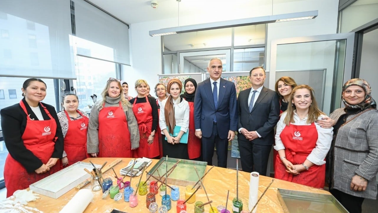 Foto - Bakan Ersoy, Berlin'de Türkçe öğrenen gençlerle buluştu