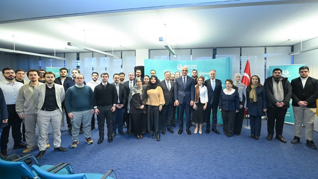 Bakan Ersoy, Berlin'de Türkçe öğrenen gençlerle buluştu