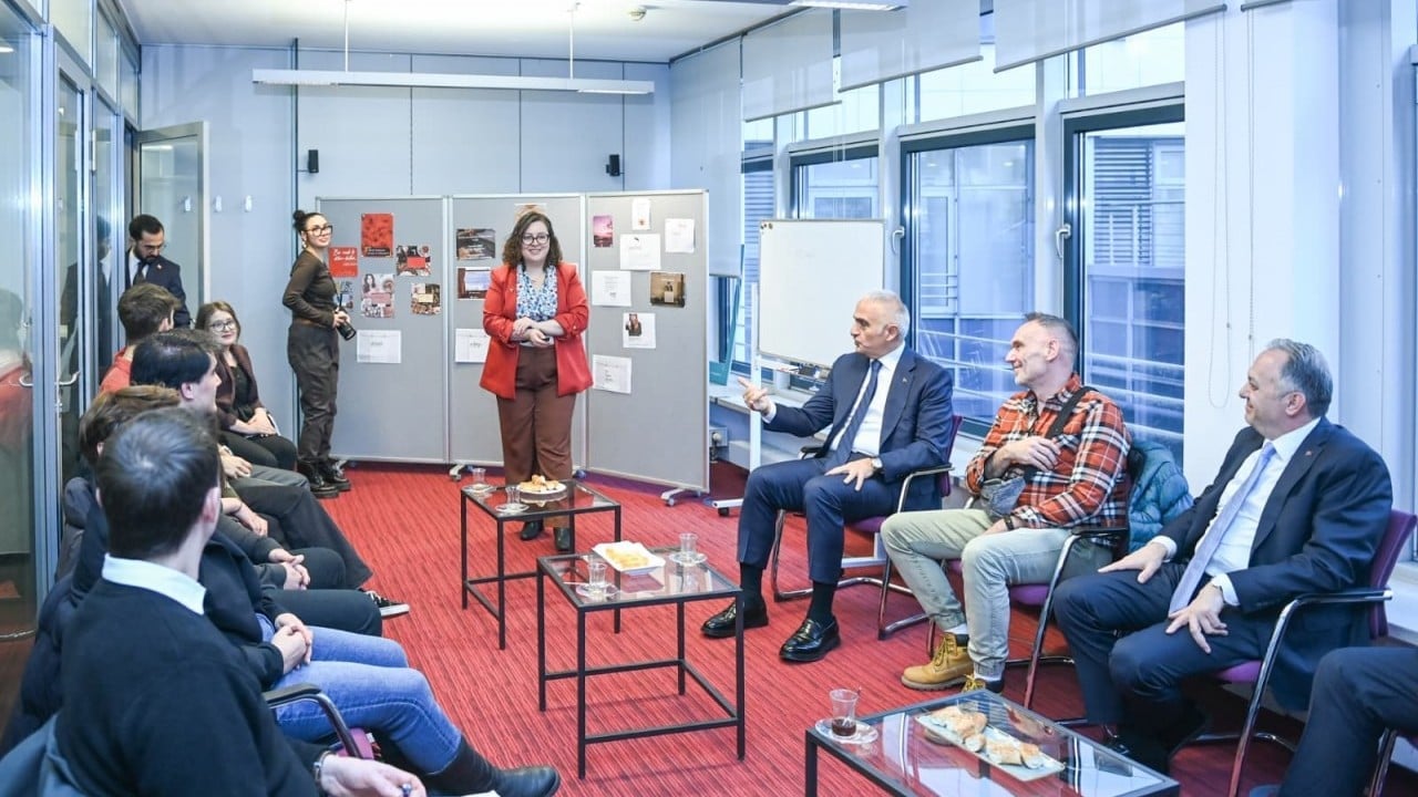 Foto - Bakan Ersoy, Berlin'de Türkçe öğrenen gençlerle buluştu