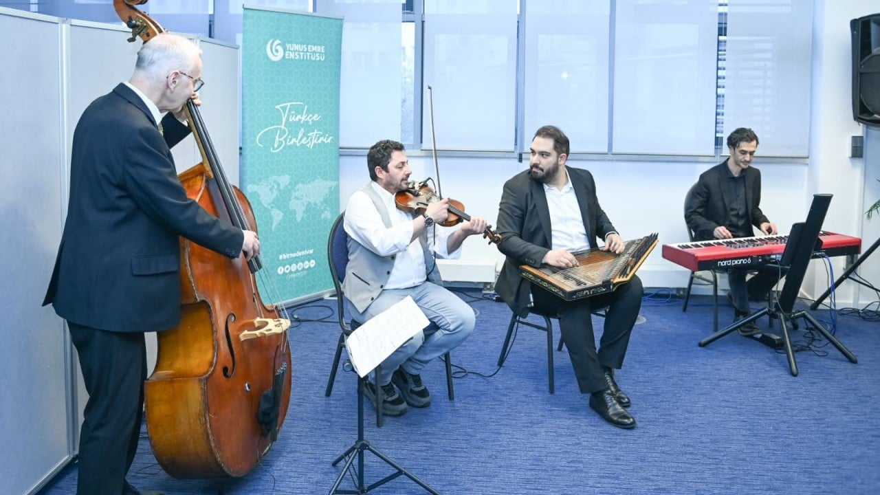Foto - Bakan Ersoy, Berlin'de Türkçe öğrenen gençlerle buluştu
