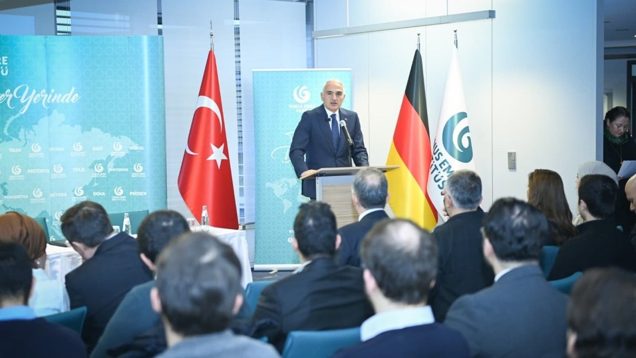 Foto - Bakan Ersoy, Berlin'de Türkçe öğrenen gençlerle buluştu