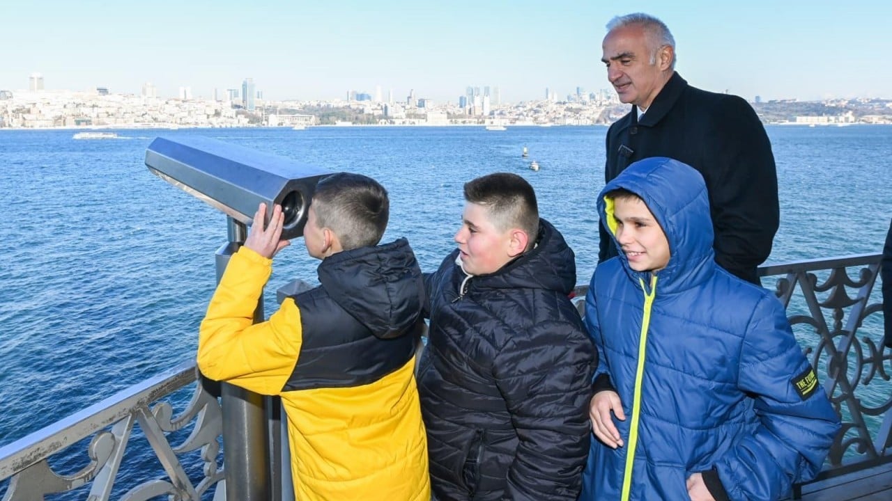 Foto - Bakan Ersoy, Sivas’ta çocukların kardan kız kulesi yaptığını gördü; İstanbul’a davet edip gerçeğini gezdirdi 