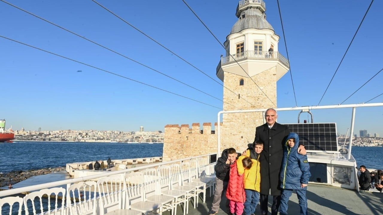 Foto - Bakan Ersoy, Sivas’ta çocukların kardan kız kulesi yaptığını gördü; İstanbul’a davet edip gerçeğini gezdirdi 