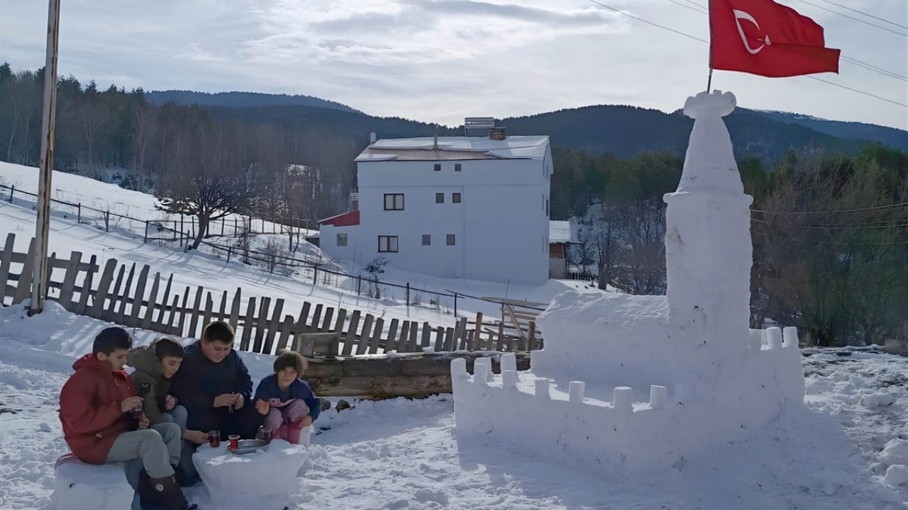 Foto - Bakan Ersoy, Sivas’ta çocukların kardan kız kulesi yaptığını gördü; İstanbul’a davet edip gerçeğini gezdirdi 