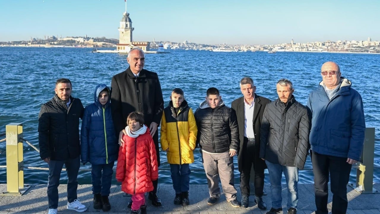 Foto - Bakan Ersoy, Sivas’ta çocukların kardan kız kulesi yaptığını gördü; İstanbul’a davet edip gerçeğini gezdirdi 