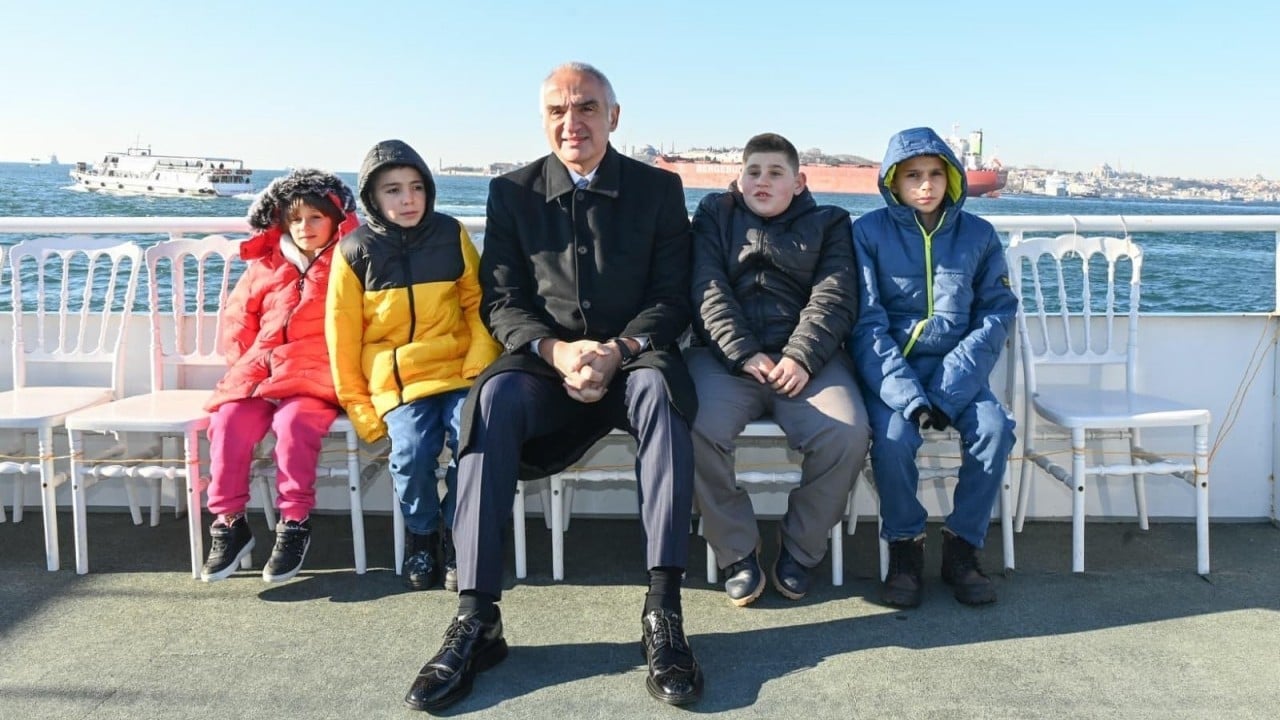 Foto - Bakan Ersoy, Sivas’ta çocukların kardan kız kulesi yaptığını gördü; İstanbul’a davet edip gerçeğini gezdirdi 