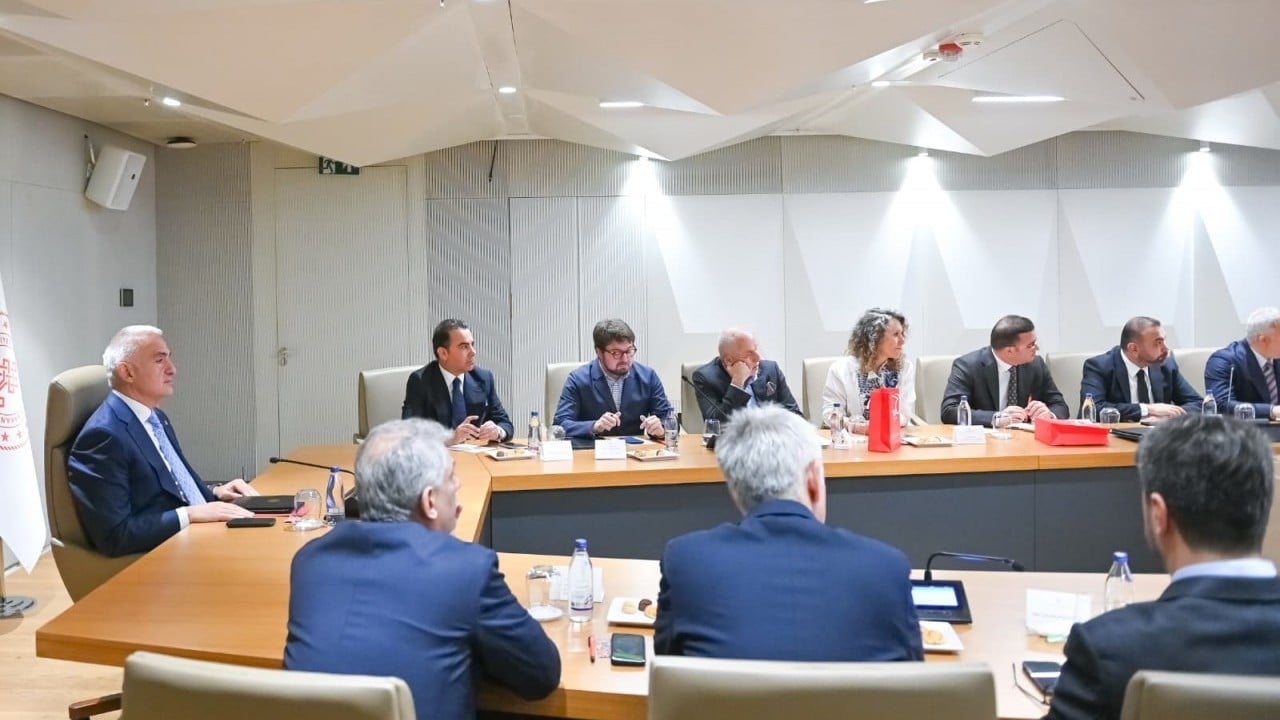 Foto - Bakan Ersoy'dan 2026 turizmi için kritik toplantı: Büyüme için ortak akıl vurgusu...