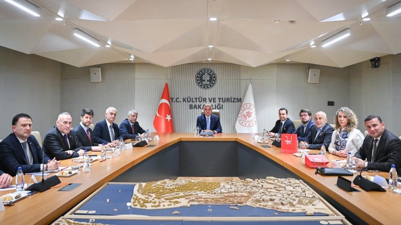 Foto - Bakan Ersoy'dan 2026 turizmi için kritik toplantı: Büyüme için ortak akıl vurgusu...