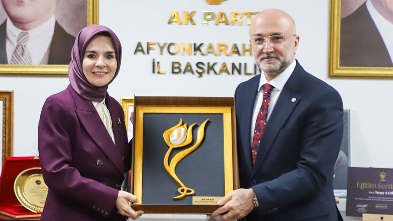 Foto - Bakan Göktaş ve beraberindeki AK Partililerden yoğun mesai