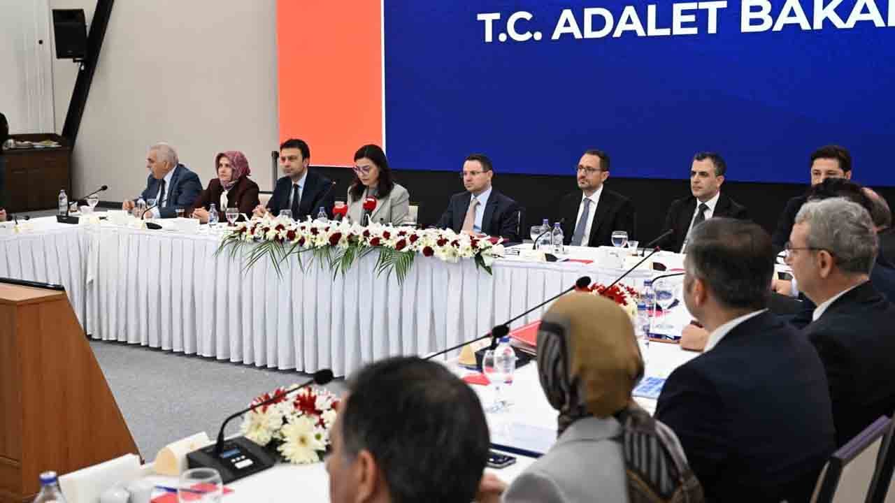 Foto - Bakan Gürlek TBMM komisyon üyelerini kabul etti: Suça sürüklenen çocuklar konusunda yasal düzenlemeler yapacağız