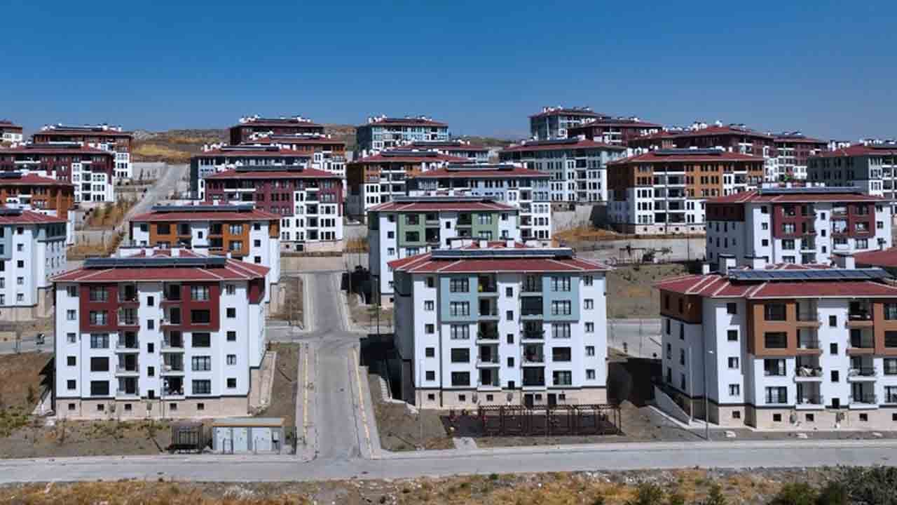Bakan Kurum ailenin mutluluğunu paylaştı: Asrın felaketinden asrın inşasına