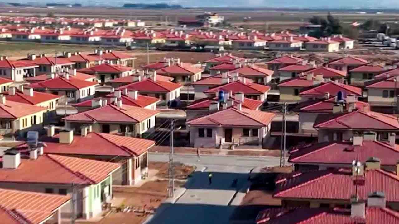 Foto - Bakan Kurum Hatay’daki Türkiye’nin ilk kırsal uydu kentini paylaştı: Hatay’ın her bir köşesine ektiğimiz umut yeşerdi