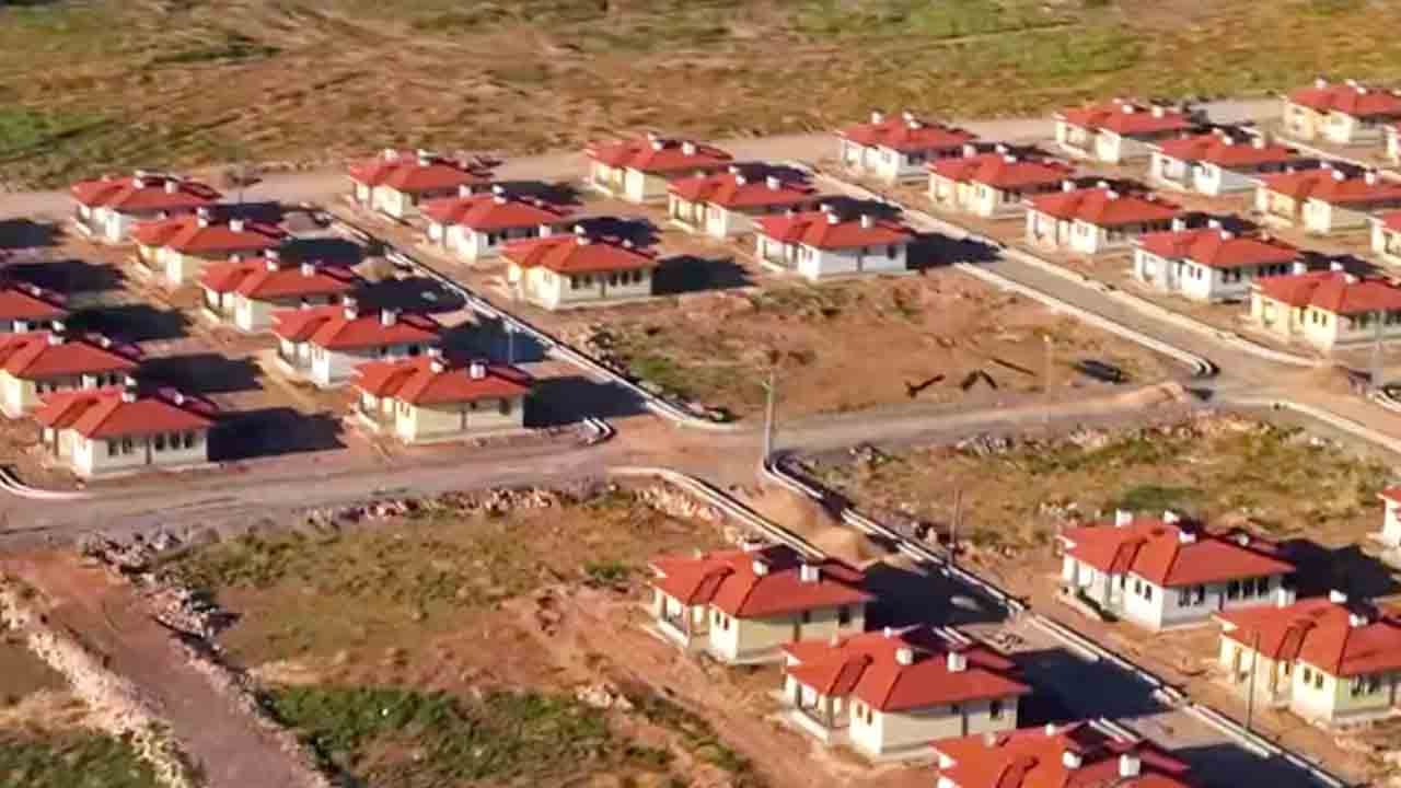 Foto - Bakan Kurum Hatay’daki Türkiye’nin ilk kırsal uydu kentini paylaştı: Hatay’ın her bir köşesine ektiğimiz umut yeşerdi