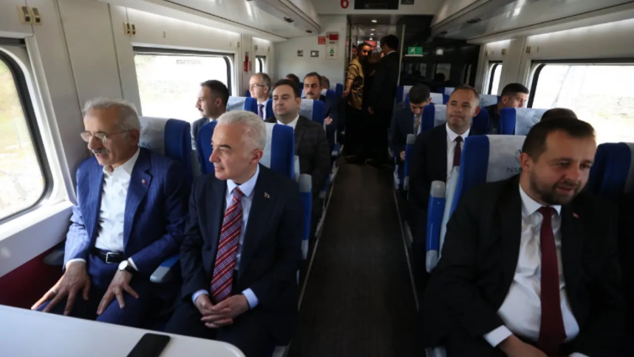 Bakan müjdeyi duyurdu: Yolculuk 4 saatten 1,5 saate düşecek!