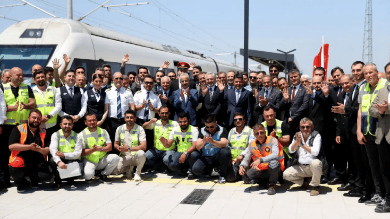 Foto - Bakan müjdeyi duyurdu: Yolculuk 4 saatten 1,5 saate düşecek!