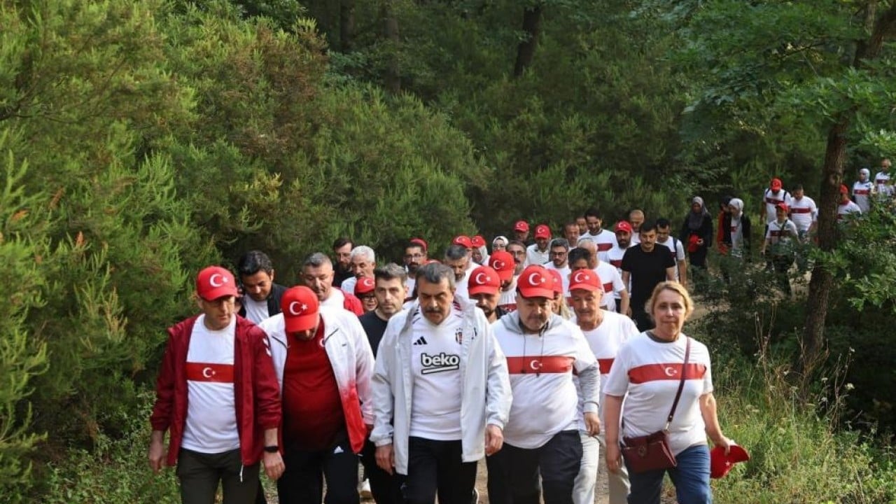 Foto - Bakan Tekin, öğretmenlerle yürüyüşe katıldı Çıktıkları eğitim yolunda birlikte yürüyorlar