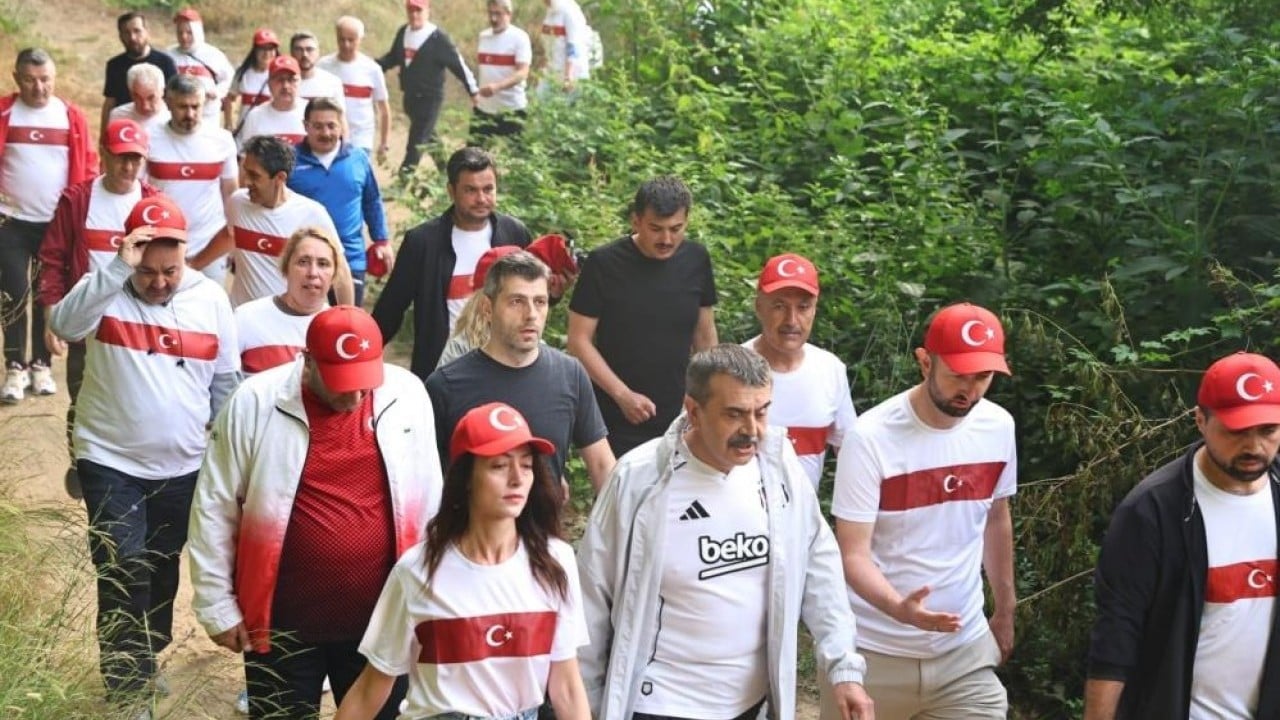Foto - Bakan Tekin, öğretmenlerle yürüyüşe katıldı Çıktıkları eğitim yolunda birlikte yürüyorlar