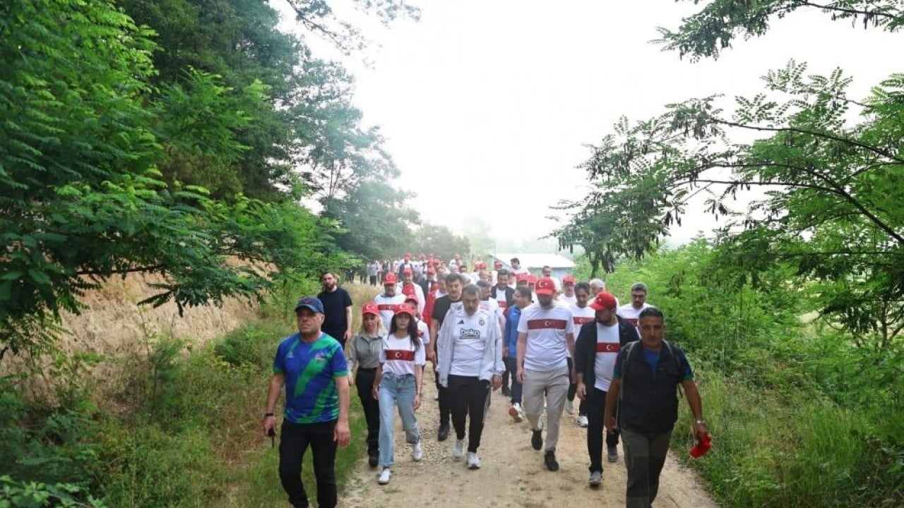 Foto - Bakan Tekin, öğretmenlerle yürüyüşe katıldı Çıktıkları eğitim yolunda birlikte yürüyorlar